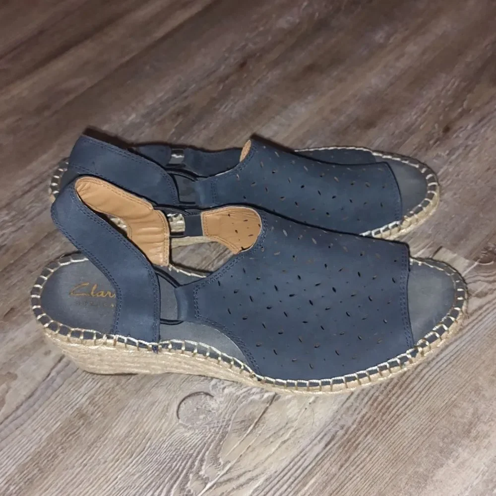 Clarks Artisan Navy Blue Peep Toe Espadrille Slingback  Sz 8W 8 wide EUC